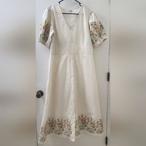 Akin Floral Embroidered Cream Dress, Size Extra Large.